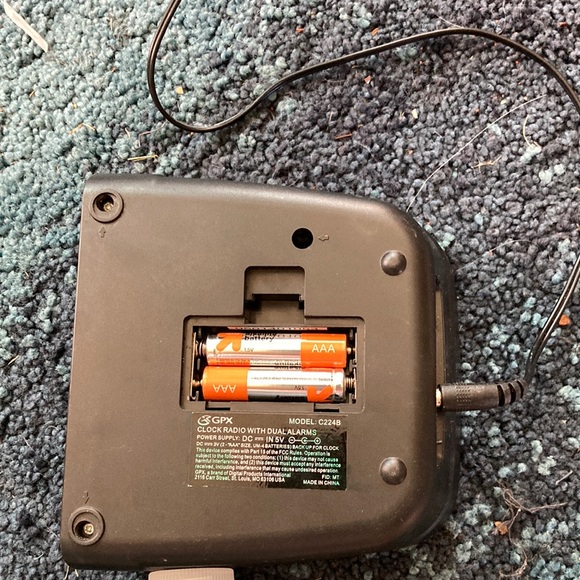 GPX clock radio with duel alarms - Picture 3 of 5